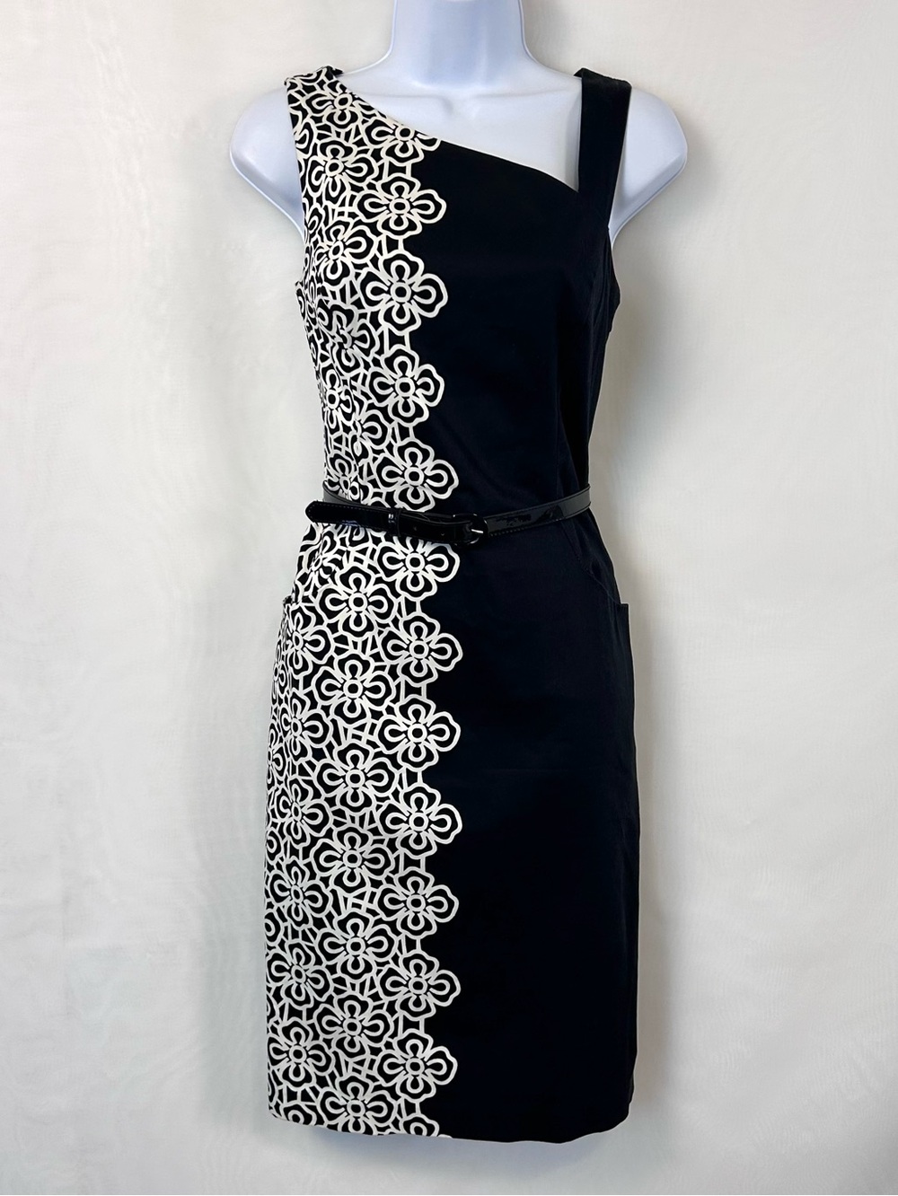 Nine West Sleeveless Belted Sheath Dress Featuring a Dramatic Neckline / size 6